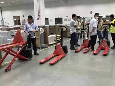 電動(dòng)高升程搬運(yùn)車交付使用，感謝廠家羅總親自跟客戶講解操作方法！